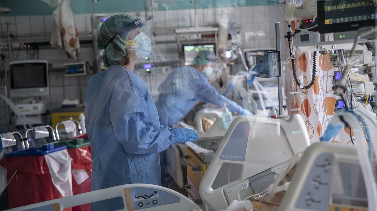 Do nemocnic míří 600 pacientů s covidem denně, podobně jako v prosinci
